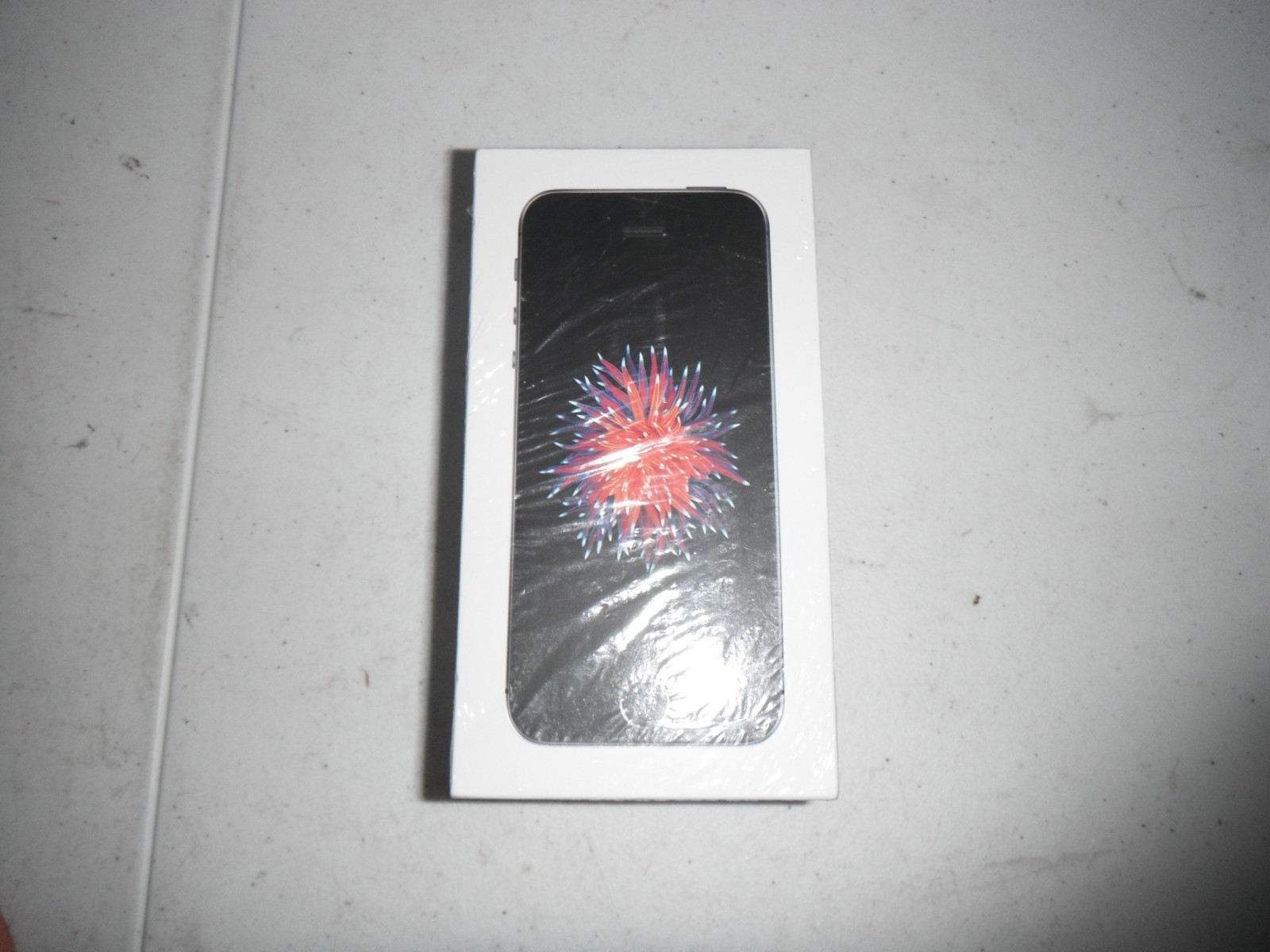Apple iPhone SE – 32 GB – Space Gray (Factory Unlocked)