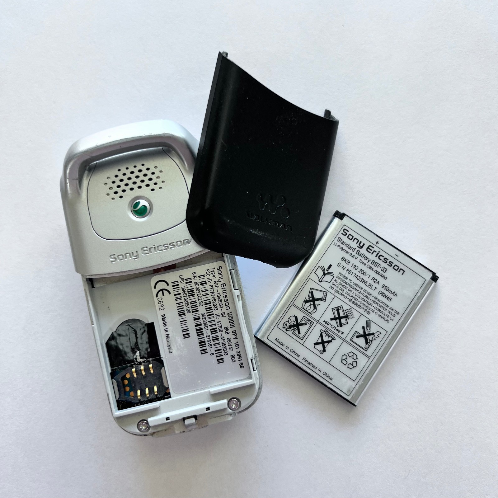 Sony Ericsson Walkman W300i (Cingular Wireless) MP3 Flip Phone Vintage Tested