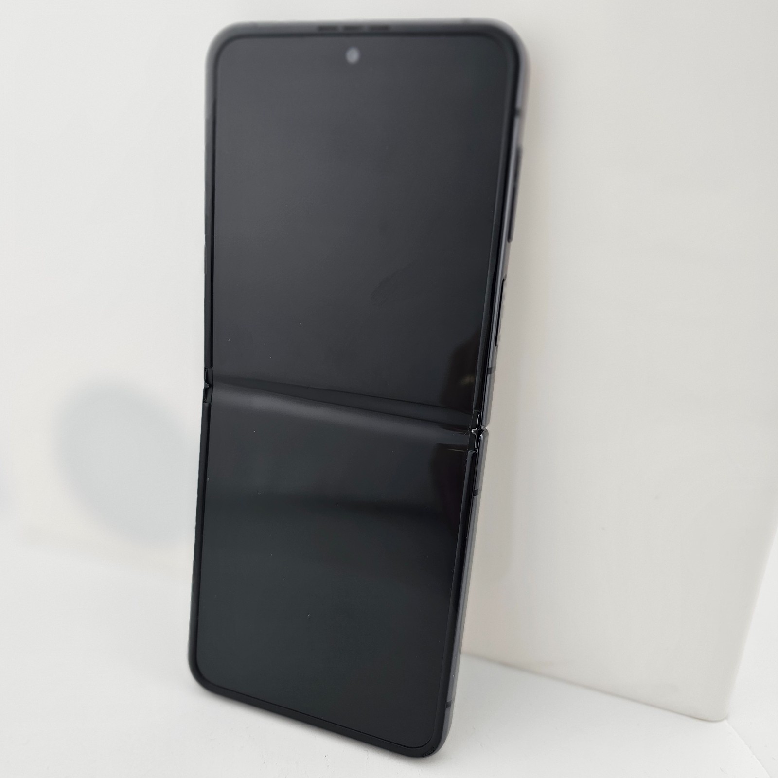 Samsung Galaxy Z Flip 4 SM-F721U – Unlocked 256GB Graphite *DOES NOT OPEN FULLY*