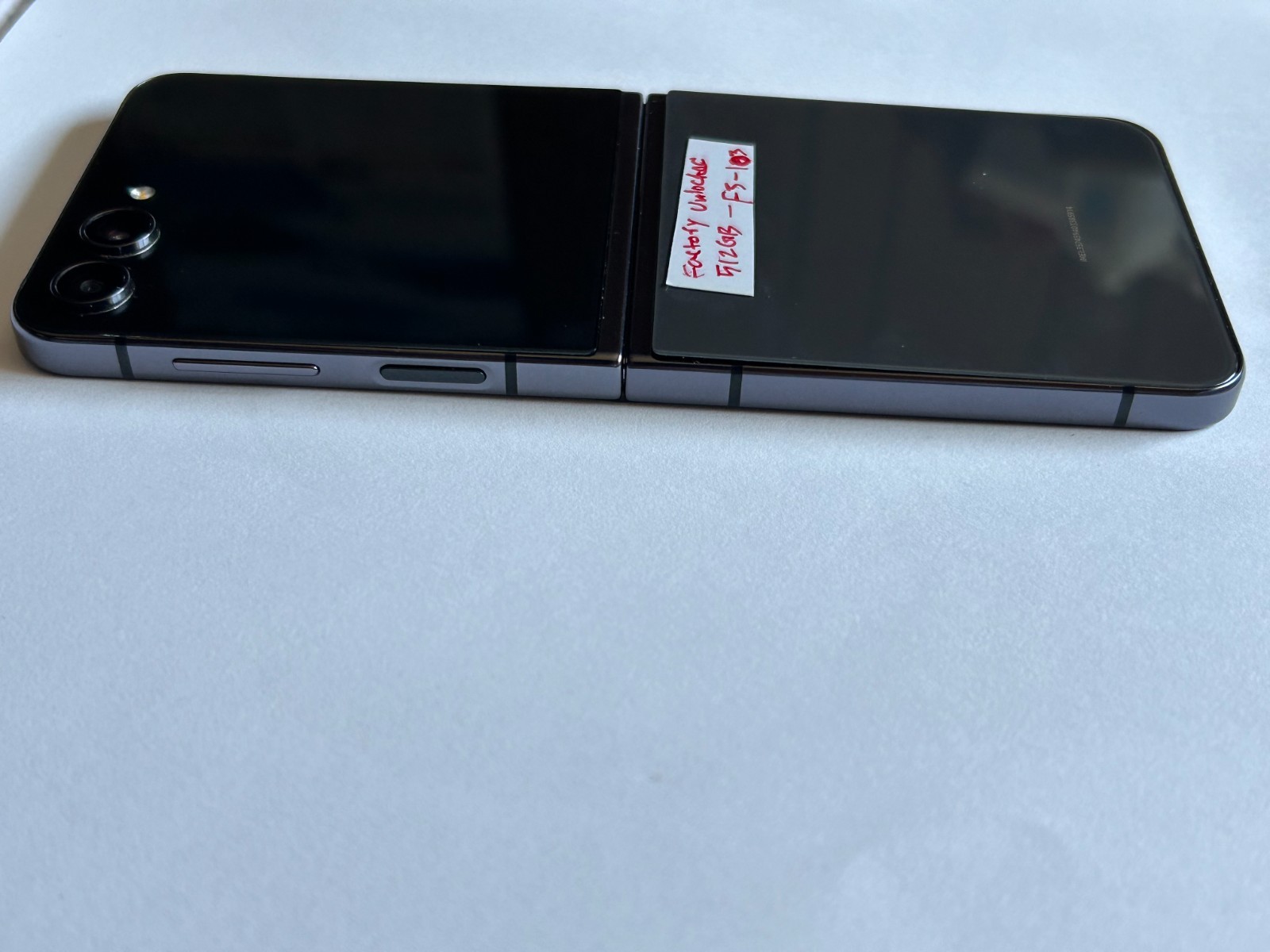 Samsung Galaxy Z Flip5 5G 512GB – FACTORY UNLOCKED – Graphite