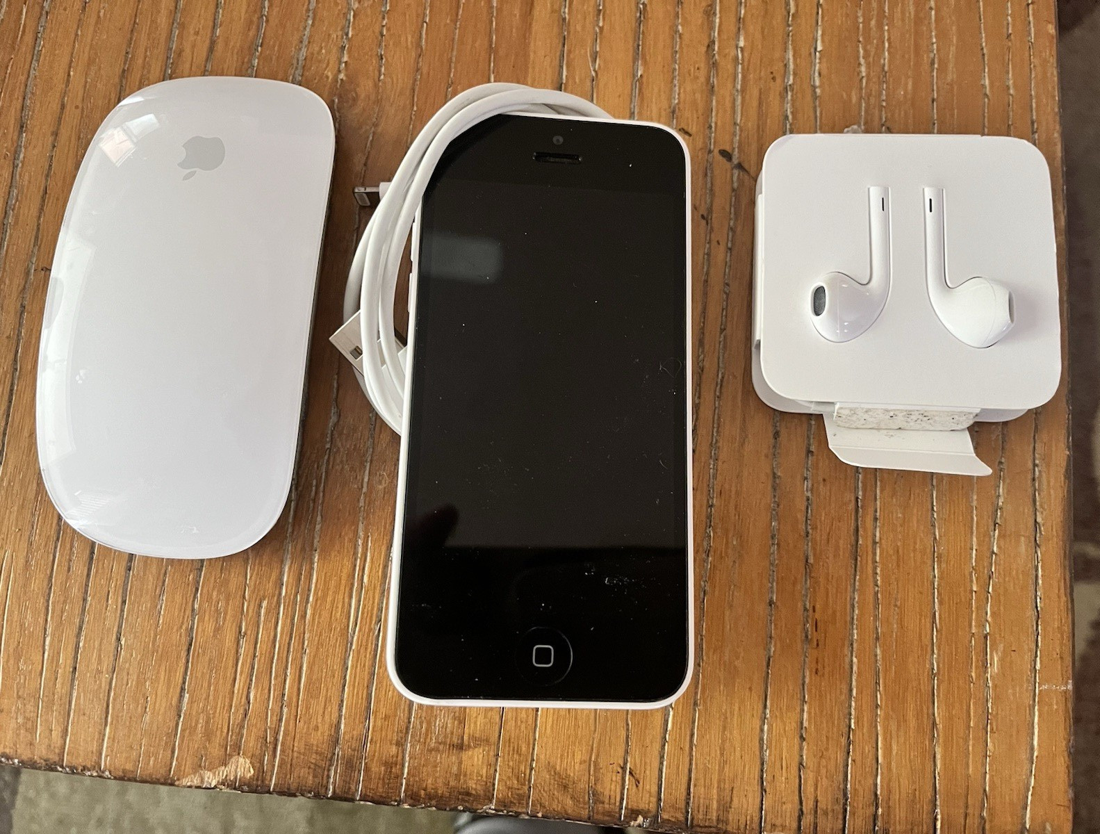 Apple iPhone Bundle 5s 256GB Black iOS 4.7in 8MP w/ EarPods & Mouse