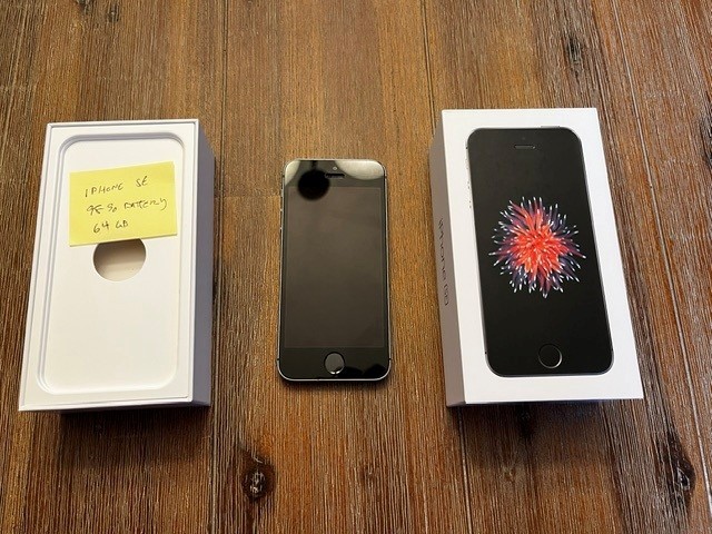 Apple iPhone SE – 64 GB – Space Gray (Unlocked)
