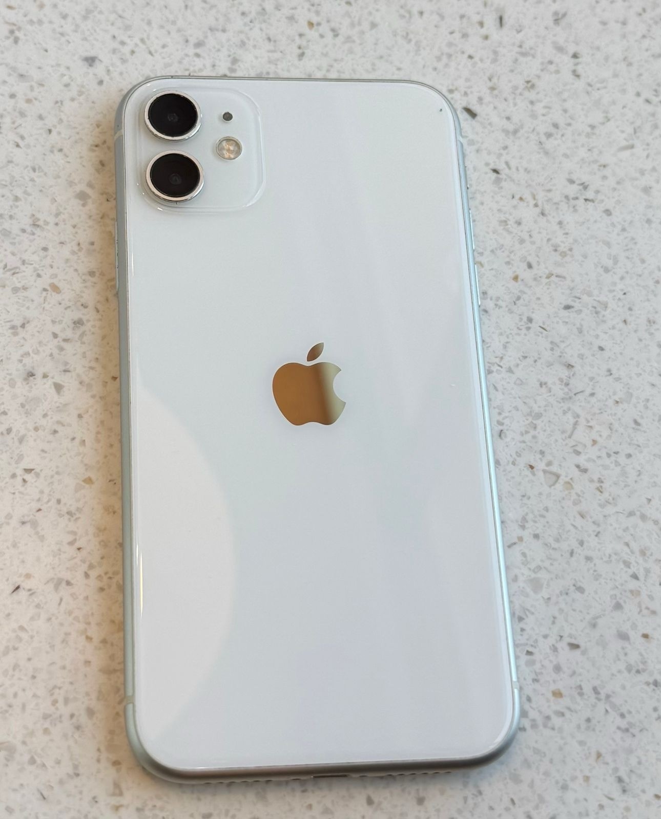 Apple iPhone 11 White 12MP Camera 6.1in iOS Wi-Fi Bluetooth NFC Smartphone