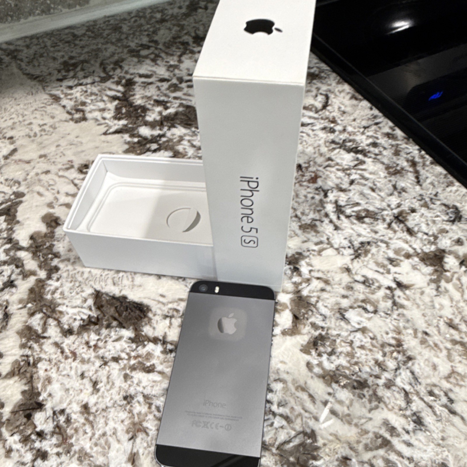Apple iPhone 5s Gray/Black 8MP A7 Dual Core 4.0in Smartphone with Box