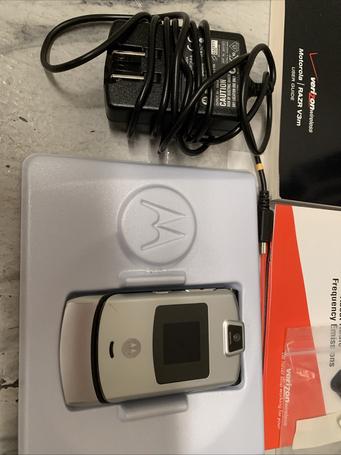 Original Motorola RAZR V3m GSM 2G Flip Phone ( Verizon )Silver