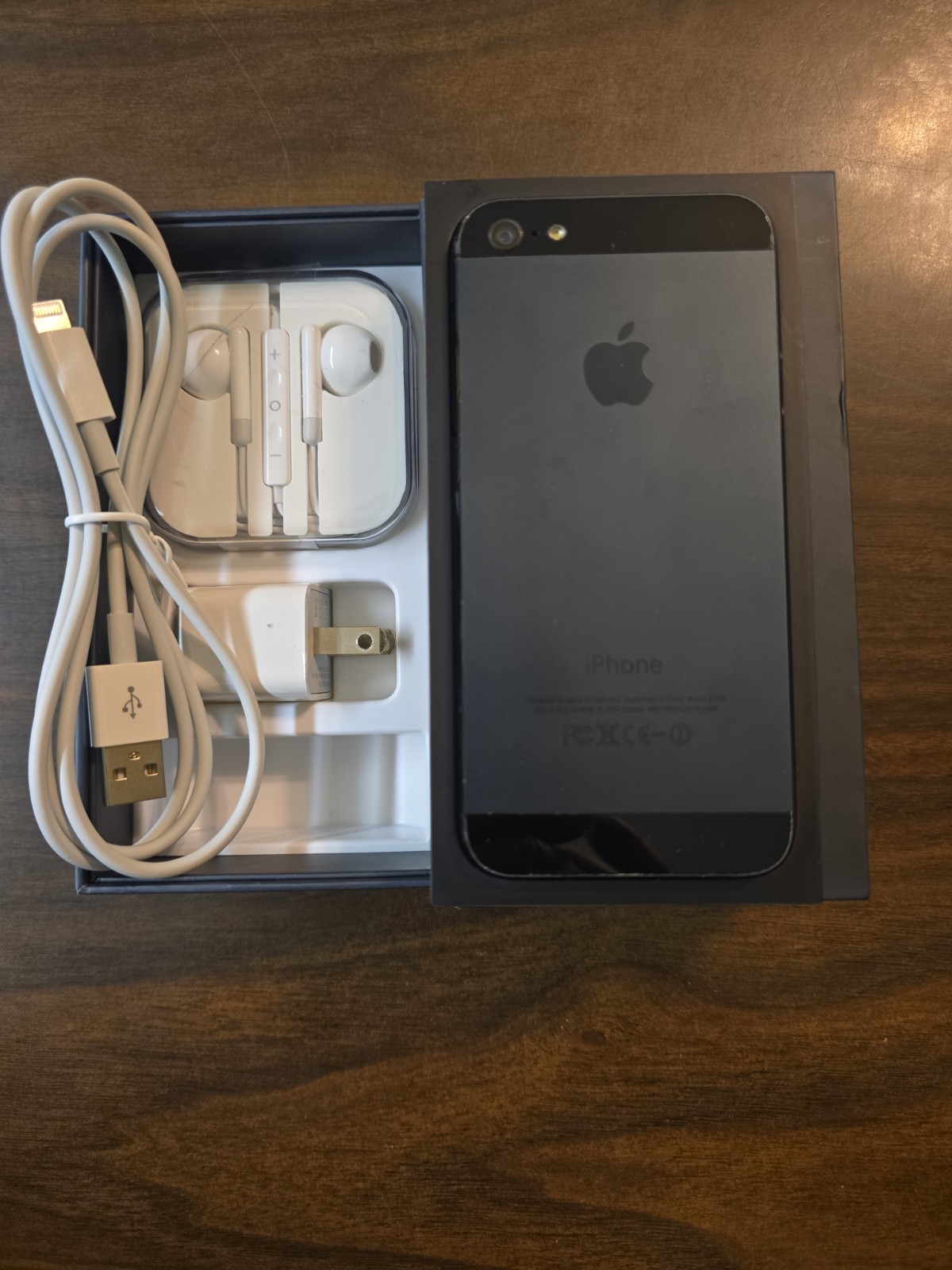 Apple iPhone 5 – 16 GB – Black & Slate (Unlocked) – Box & Accessories