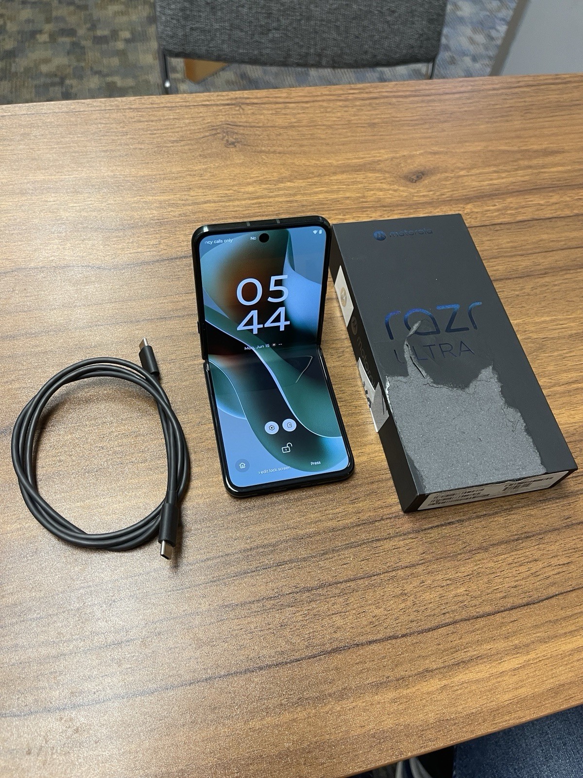 Excellent Motorola Razr Ultra 2025 512GB Unlocked AT&T T-mobile Pantone Scarab