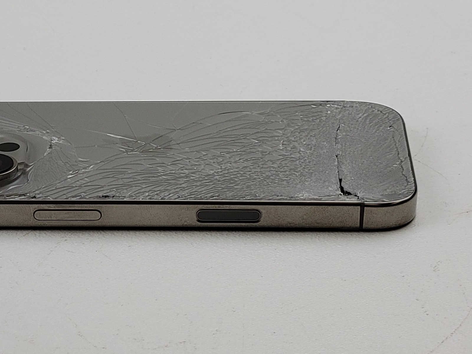 Apple iPhone 16 Pro (A3083) 128GB – Natural Titanium (Unlocked) – *DISPLAY SPOT*