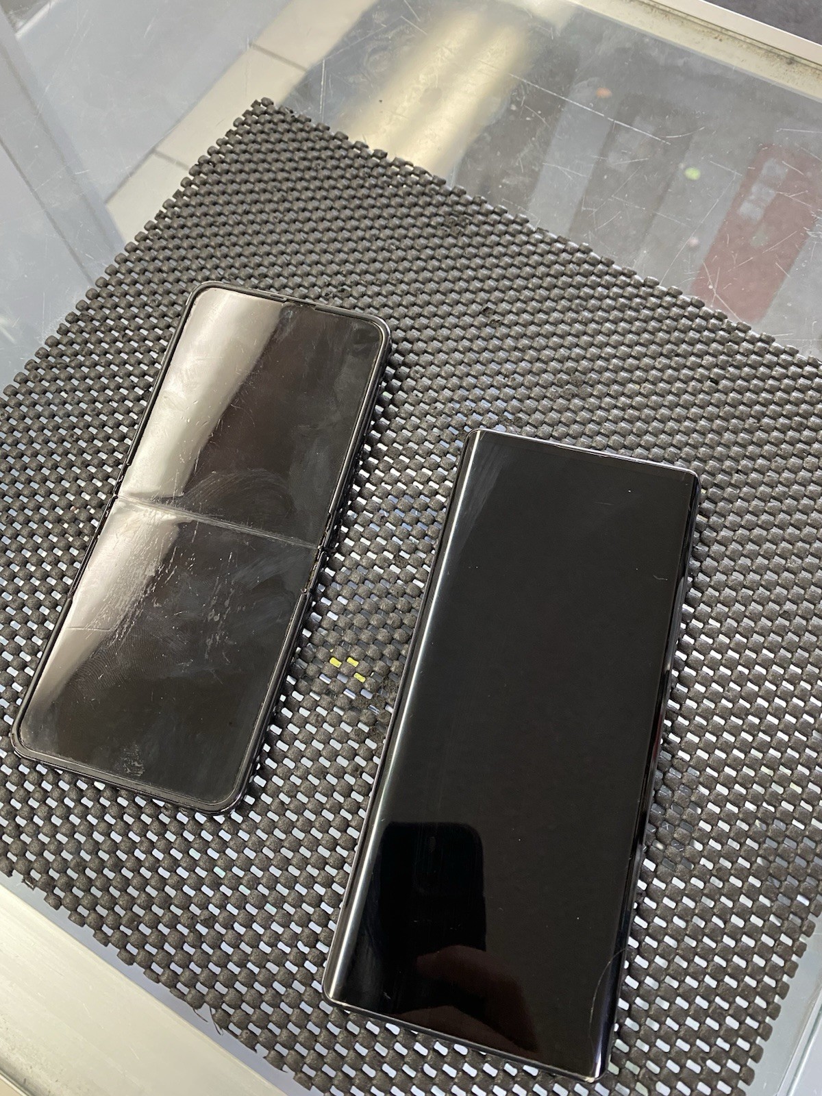 Lot Of 2 LG Wing/Samsung Z Flip 4 – For Parts/Repair – Unlocked/unknown – O6