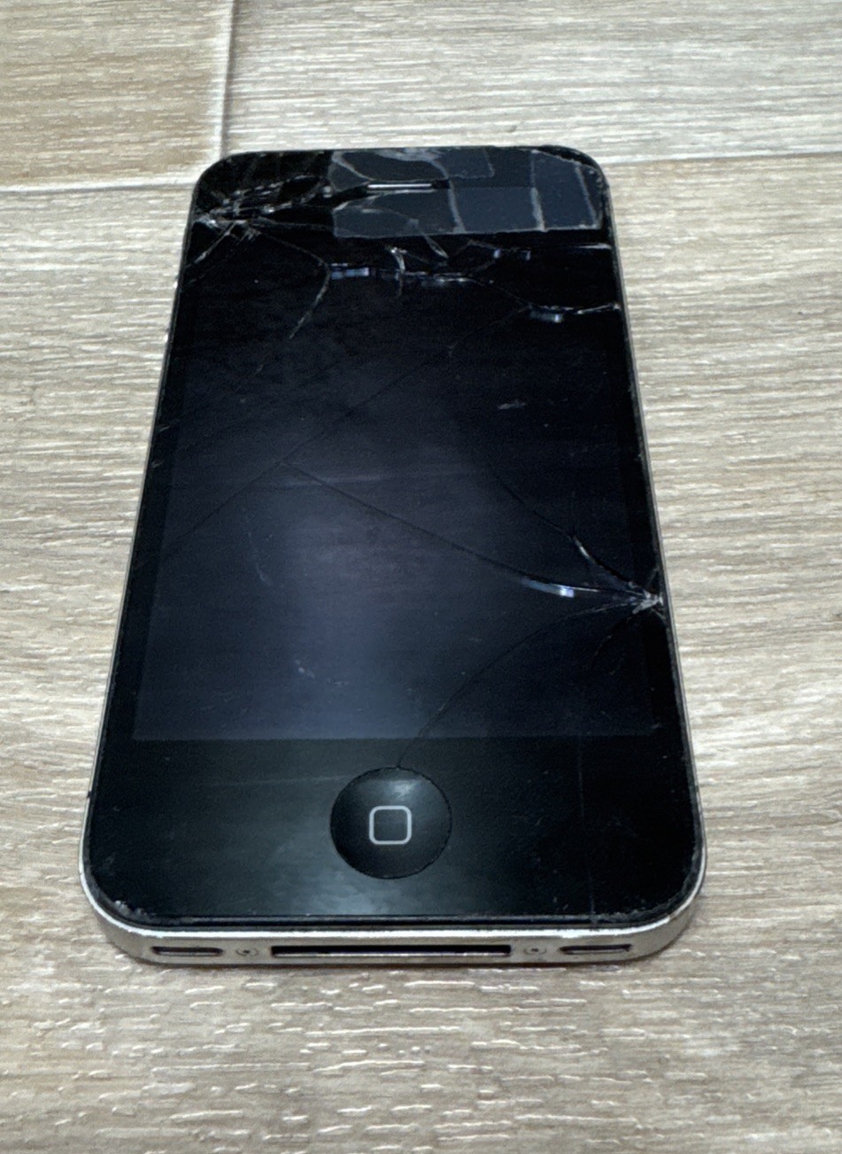 Apple iPhone 4s 16GB BLACK A1387 MD234LL/A IOS 7.0.2 Reset Broken Screen