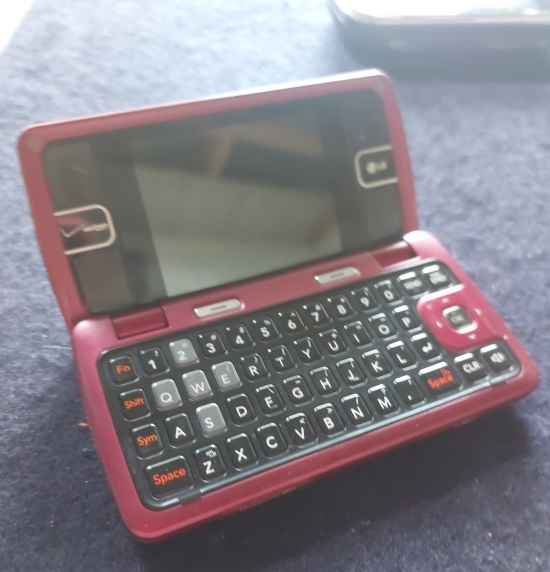 LG VX9100m Verizon Flip QWERTY Keyboard Android Cell Phone Maroon 2.0 MP 2.4″