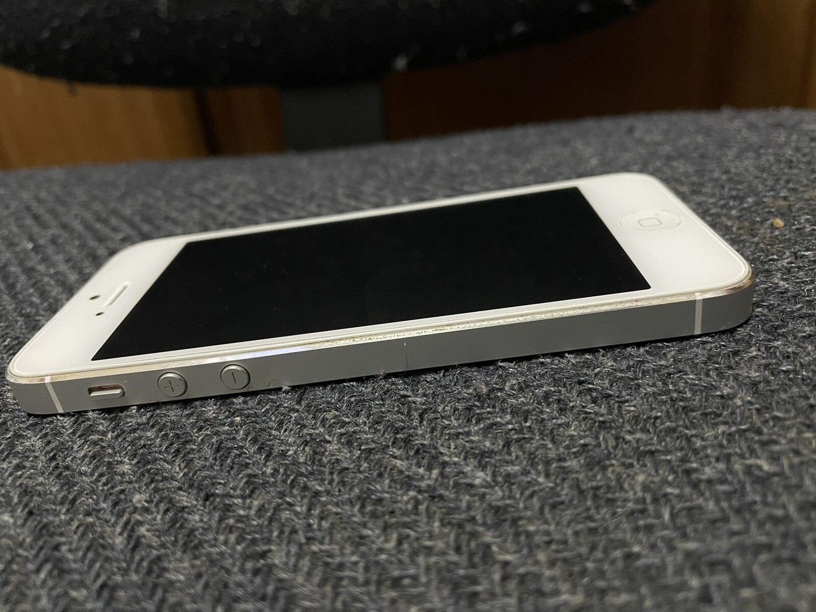 Apple iPhone 5 – 16GB – White & Silver (Unlocked) A1429 (CDMA + GSM)