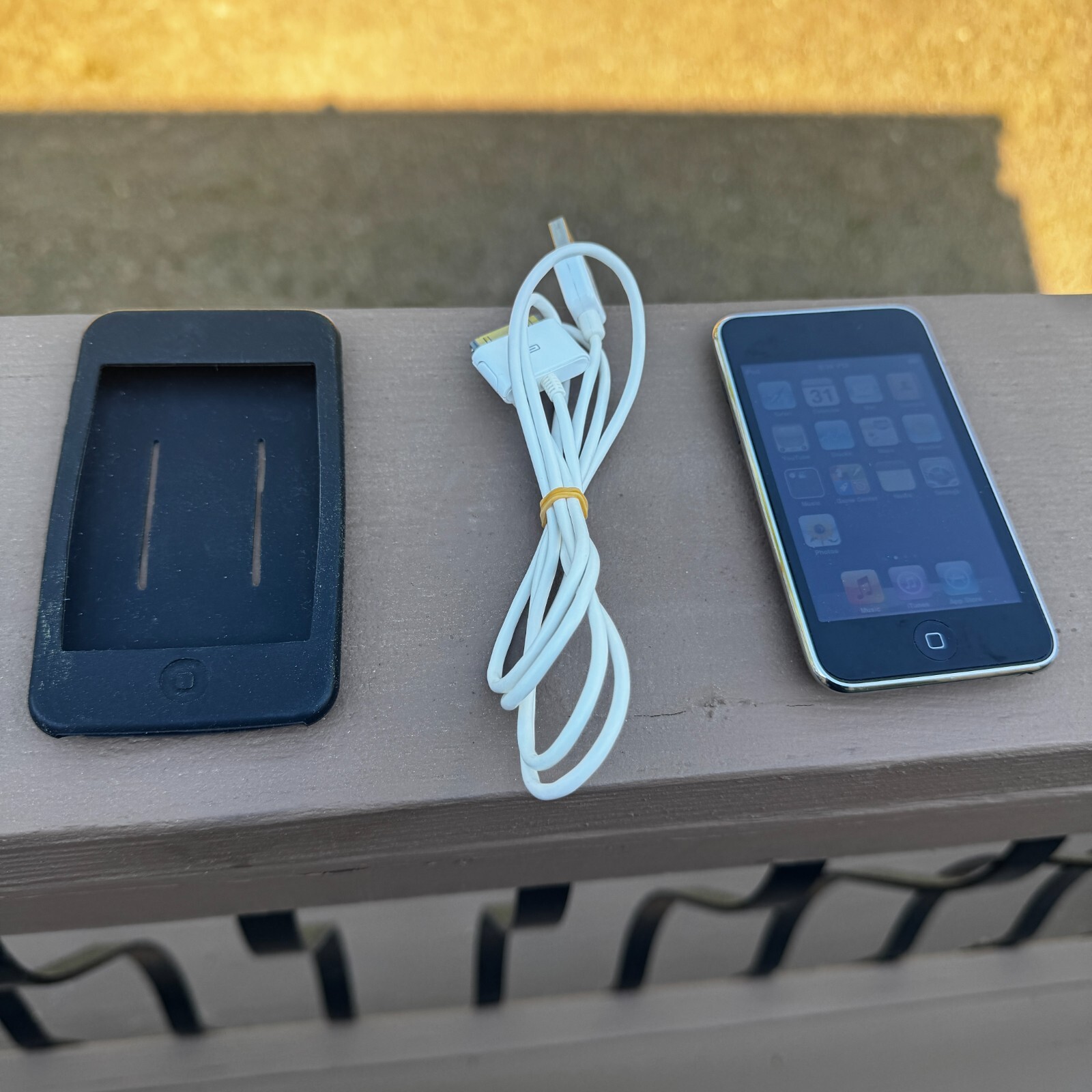 Apple iPod Touch 2nd Gen 32GB MB533LL – MP3 Player, Wi-Fi, Multimedia Device