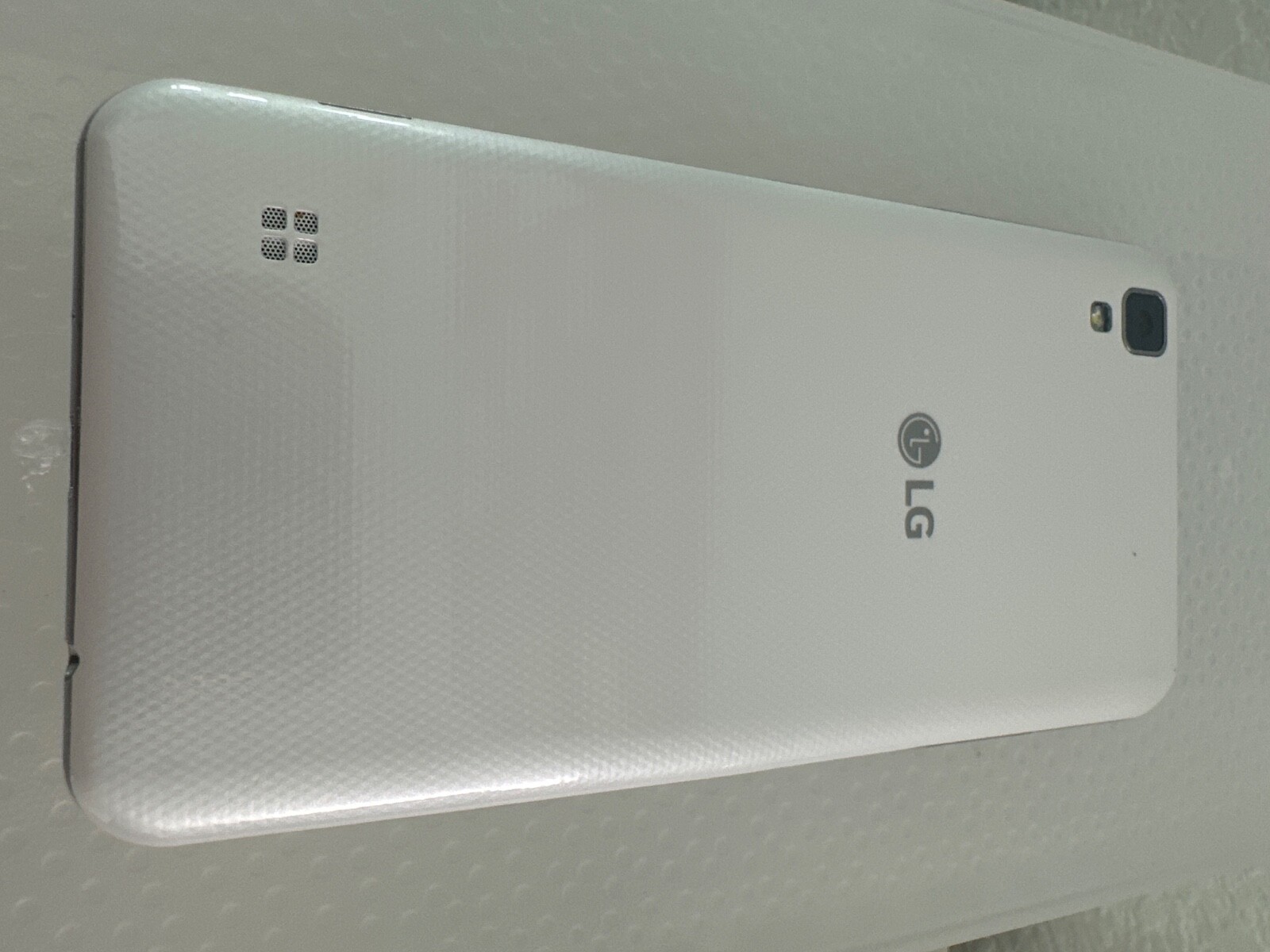 LG Tribute HD – 16GB – White, Password Protected (RA41)