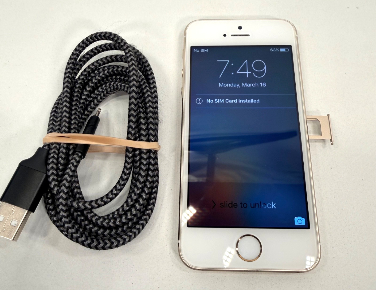 Apple iPhone 5s Gold (16GB) A1453 – FOR PARTS/REPAIR – Powers On