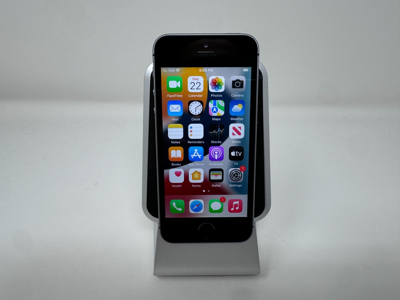 Apple iPhone SE 1st Gen 64GB Fully Unlocked (A1662) Gray – FAST FREE SHIPPING!