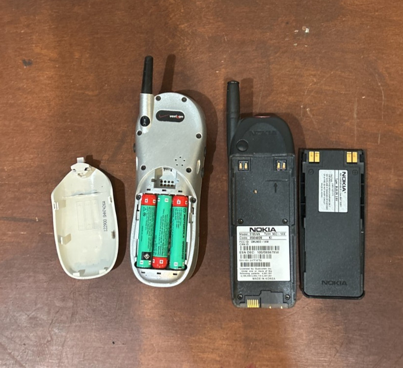 Vintage lot of two phones (1) iconic Nokia mobile phone and (1) Motorola