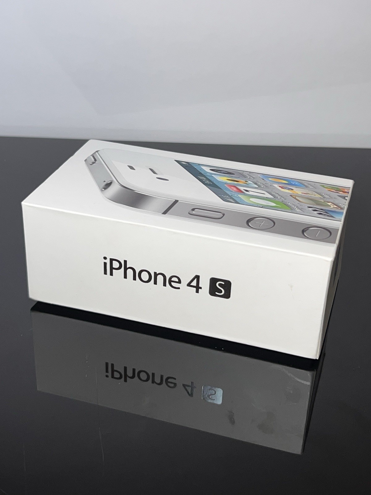 RARE New iPhone 4S 16GB White. Never Been Used. In Original Box (Collectible)