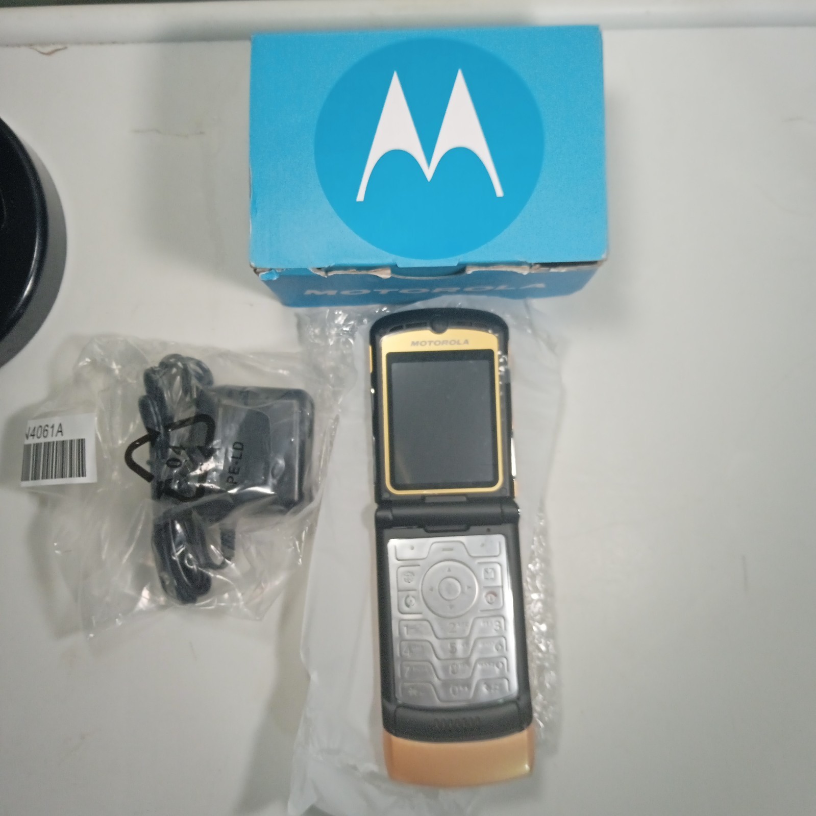 Unlocked Motorola RAZR V3 Retro Flip Phone Gold – Open Box – No Battery –