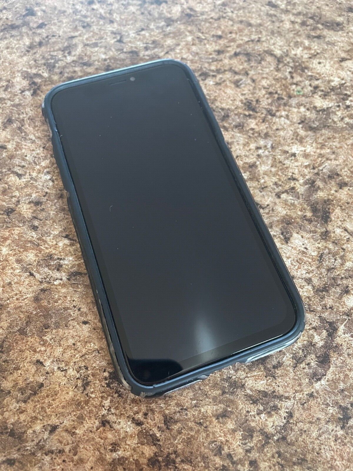 Apple iPhone X – 256GB – White (Verizon) A1865 (CDMA + GSM)