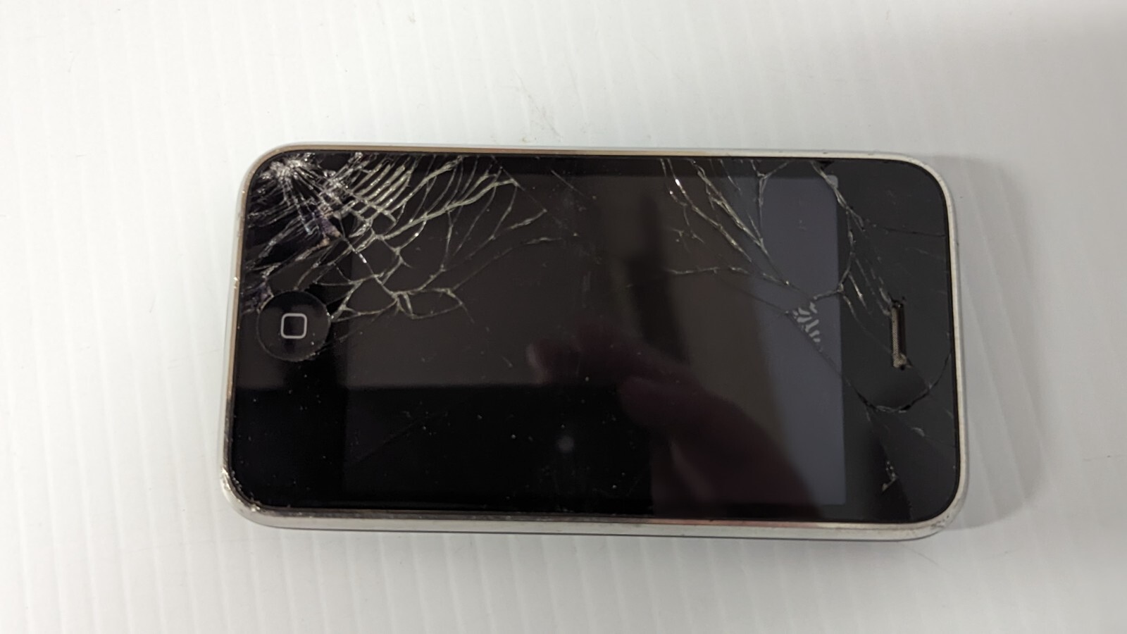Apple iPhone 3GS – 8GB – Black (AT&T) A1303 (GSM)