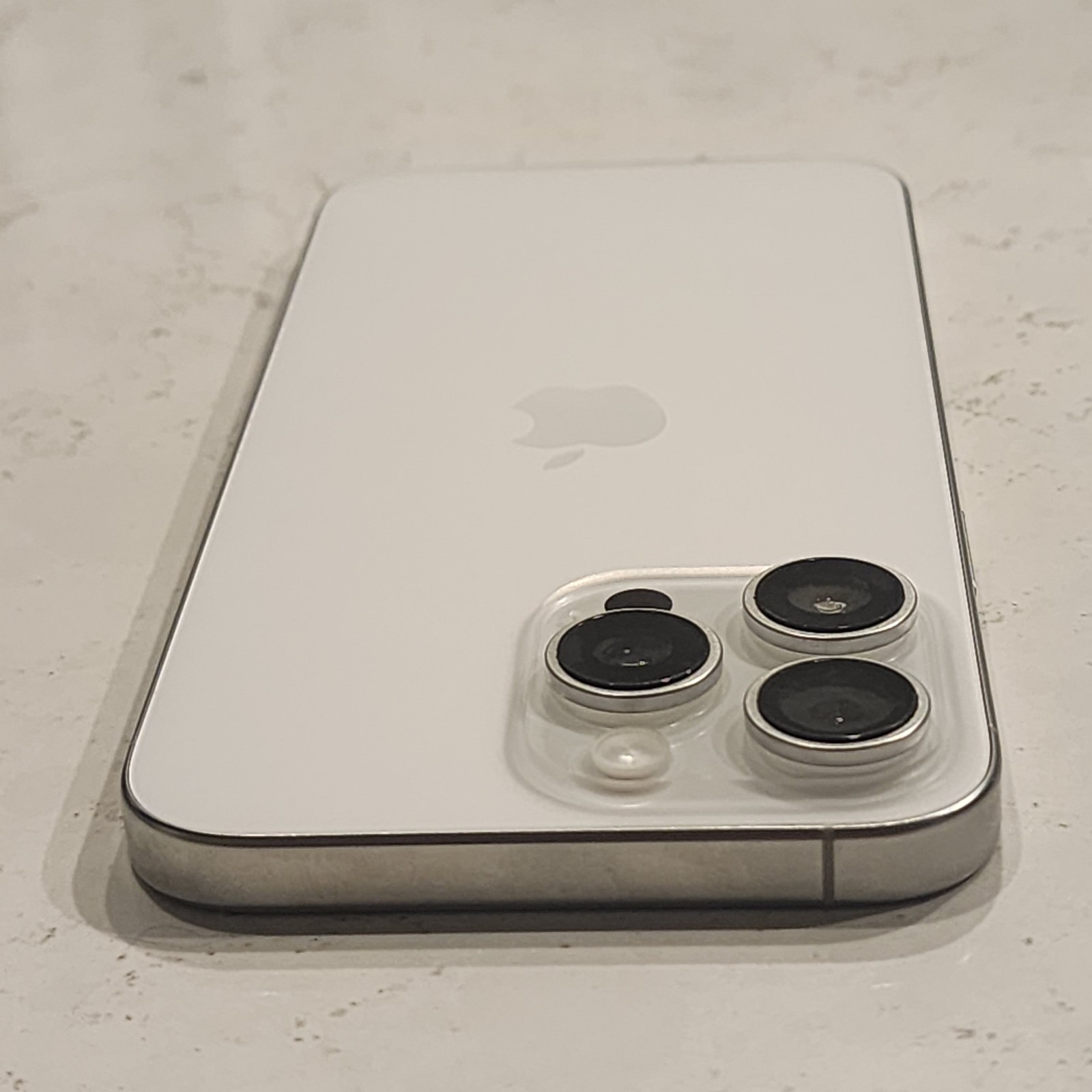 Apple iPhone 16 Pro Max – 256 GB – White Titanium (Unlocked) (LCD) (ESN Checks)