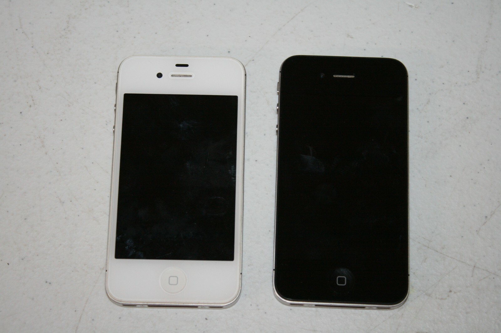 Lot of 2 Apple iPhones 4 Black White A1349 – Parts