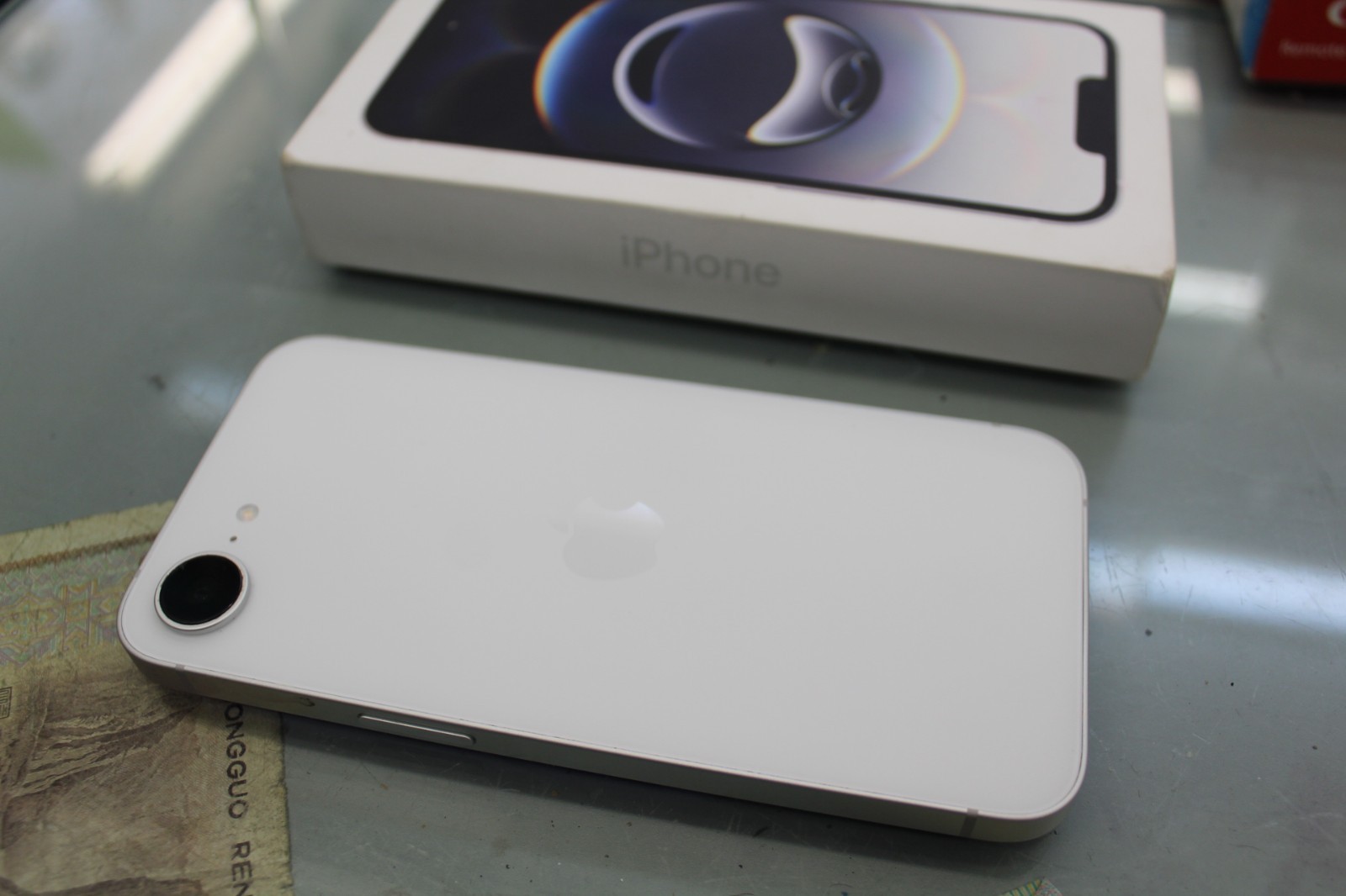 Apple MD0E4LL/A iPhone 16e 128GB – Boost White Smartphone Cycle Count 8
