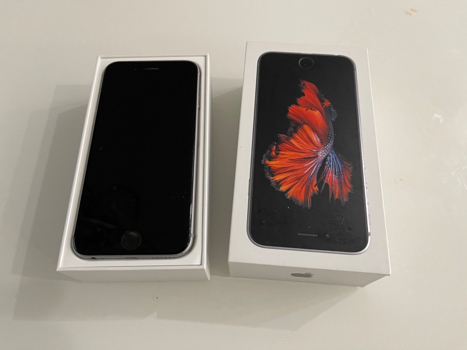 Apple iPhone 6s – 64GB – Space Gray (Unlocked) A1688 (CDMA + GSM) (CA)
