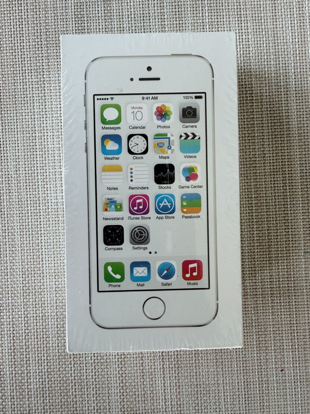 New Apple iPhone 5s – 16GB – Silver (Unlocked) A1533 Sealed Old Stock IOS 7