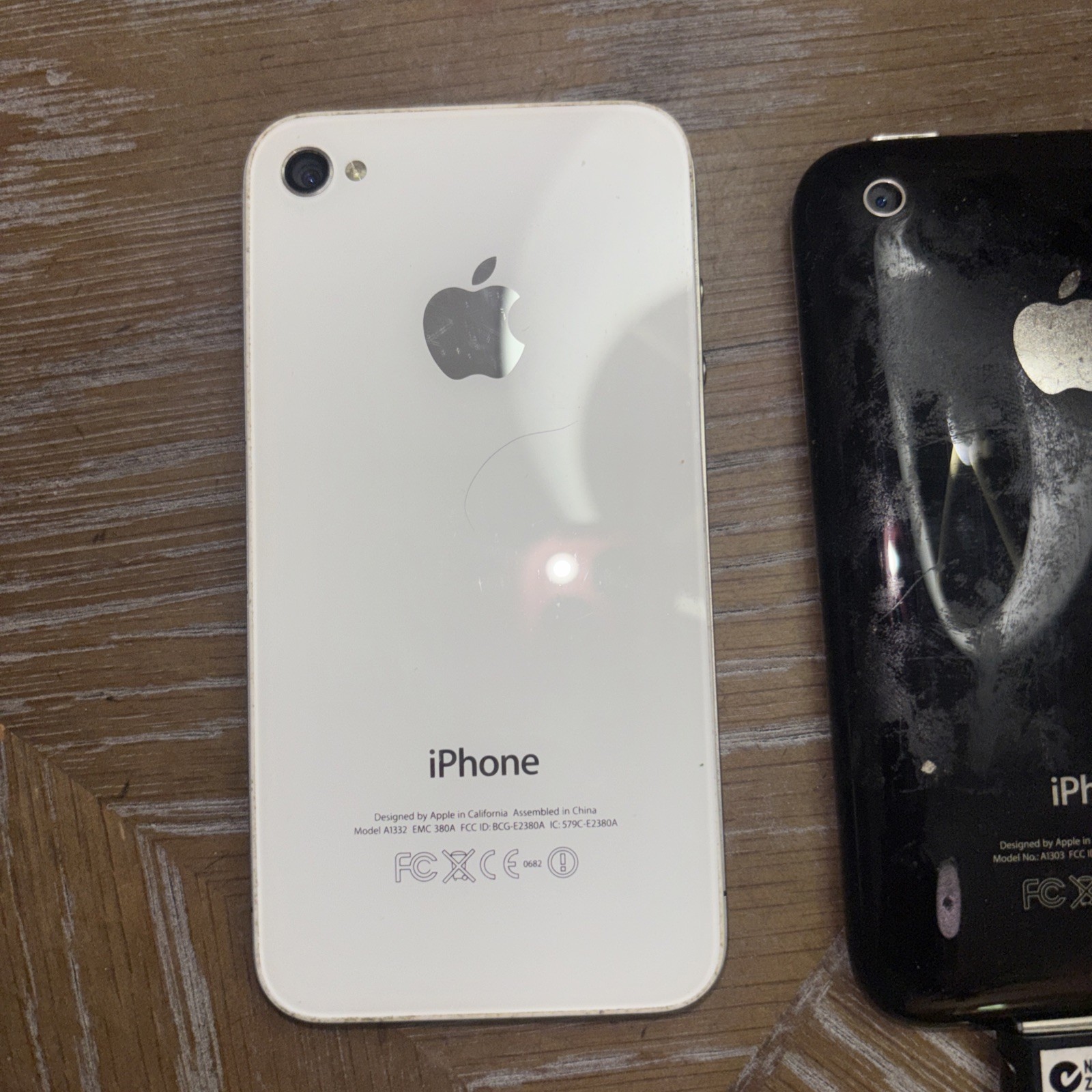 Apple iPhone 3 A1303 Black and Apple iphone A1332 white. Parts only not working