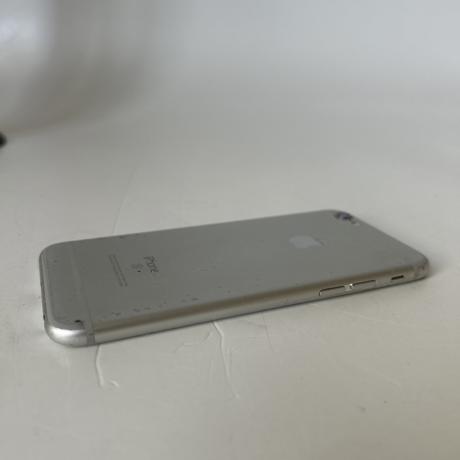 Apple iPhone 6s – 64GB Silver A1688 (CDMA + GSM)
