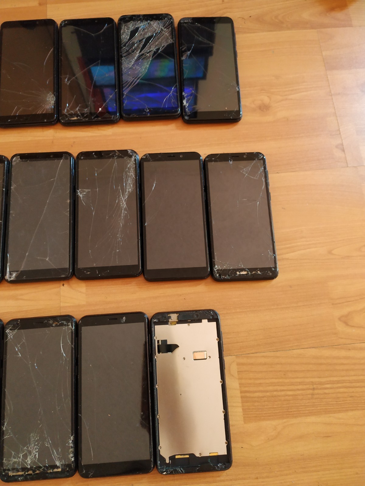Lot of 27 Cloud Mobile Stratus C8 32GB (4pc) and C7 (23pc) Smartphone For parts