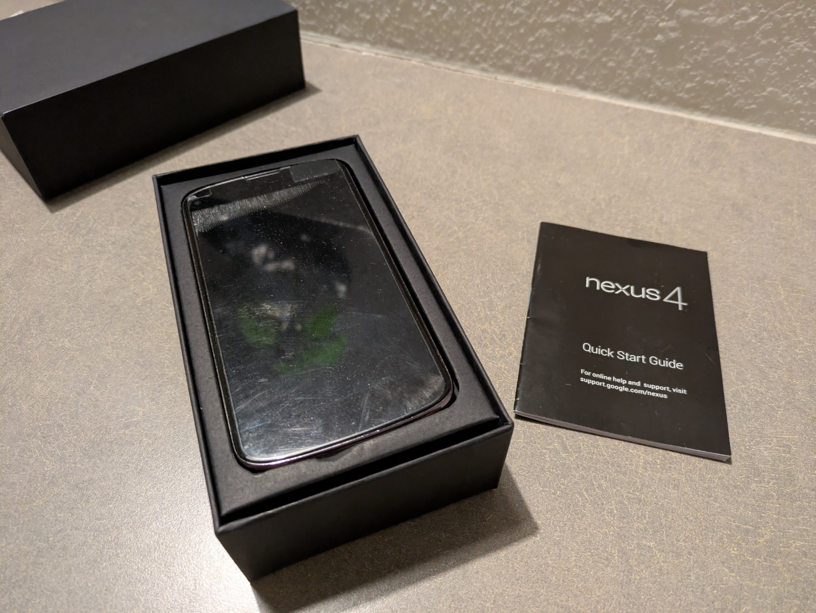 LG Nexus 4 E960 16G w/ Sailfish OS “Tahkalampi” Original box, screen blemish