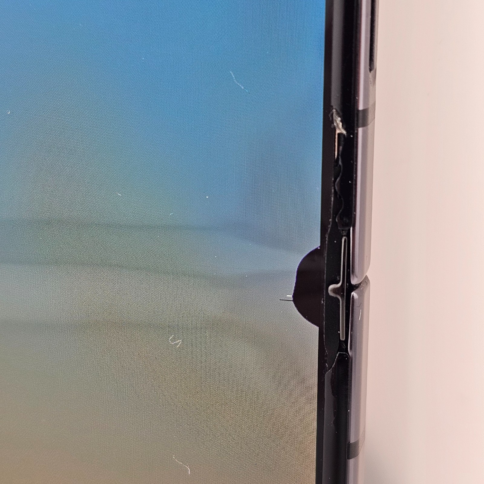 Samsung Galaxy Z Flip 5 (5G) SM-F731U – Unlocked 256GB Graphite *SCREEN DAMAGE*