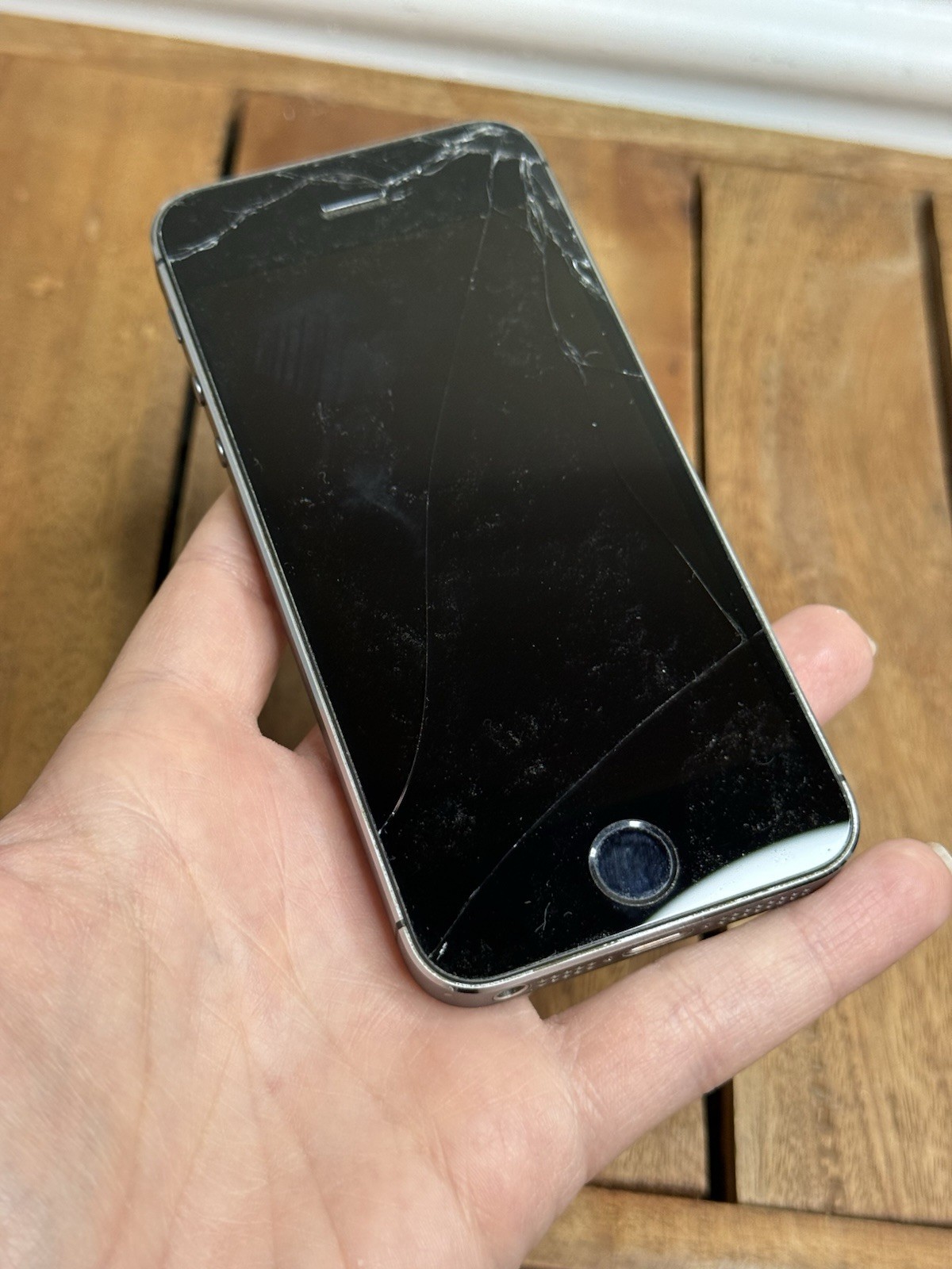 Apple iPhone 5s (A1533) Grey Smartphone – Cracked Screen Not Working Parts