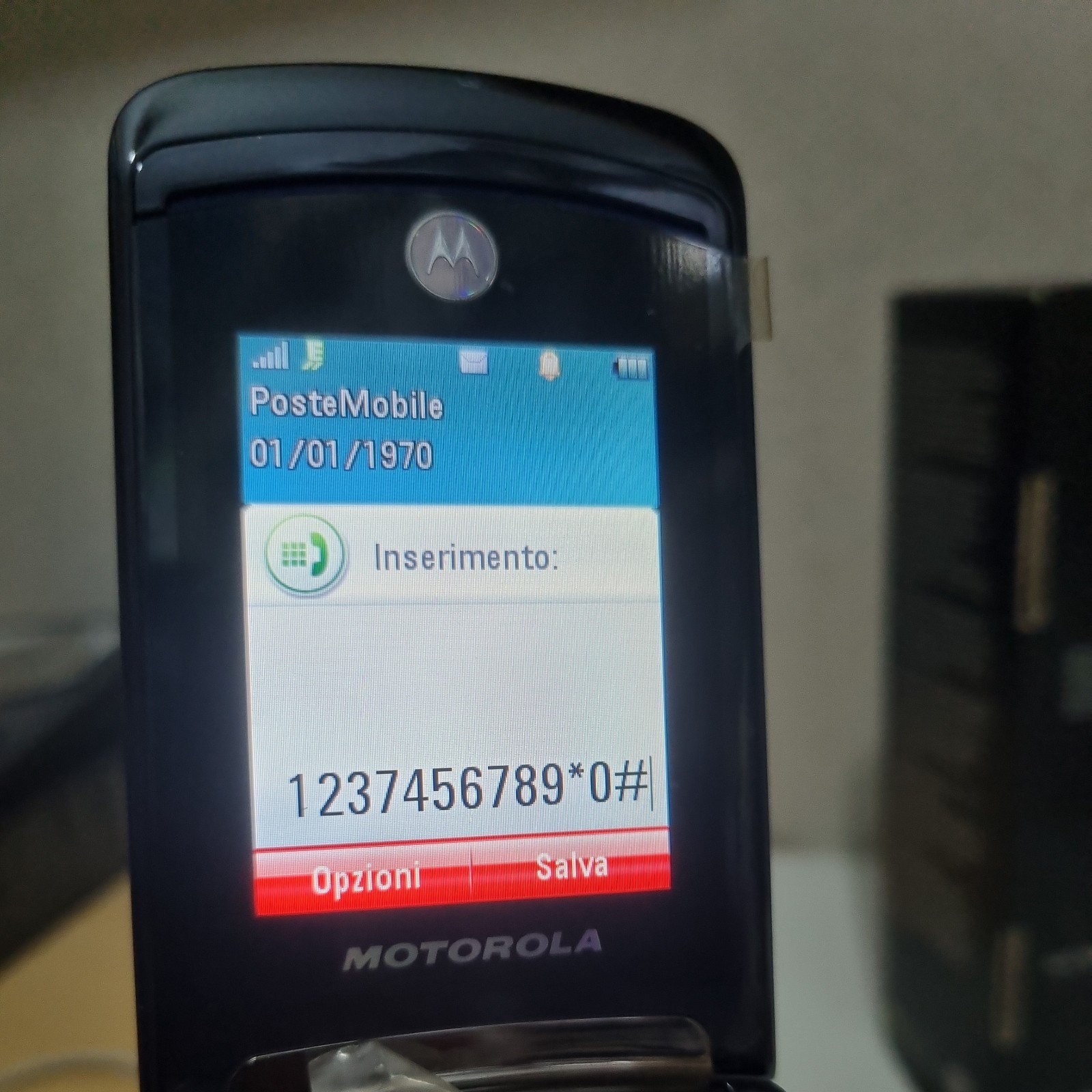 Motorola RAZR2 V8 unlocked brand new old stock