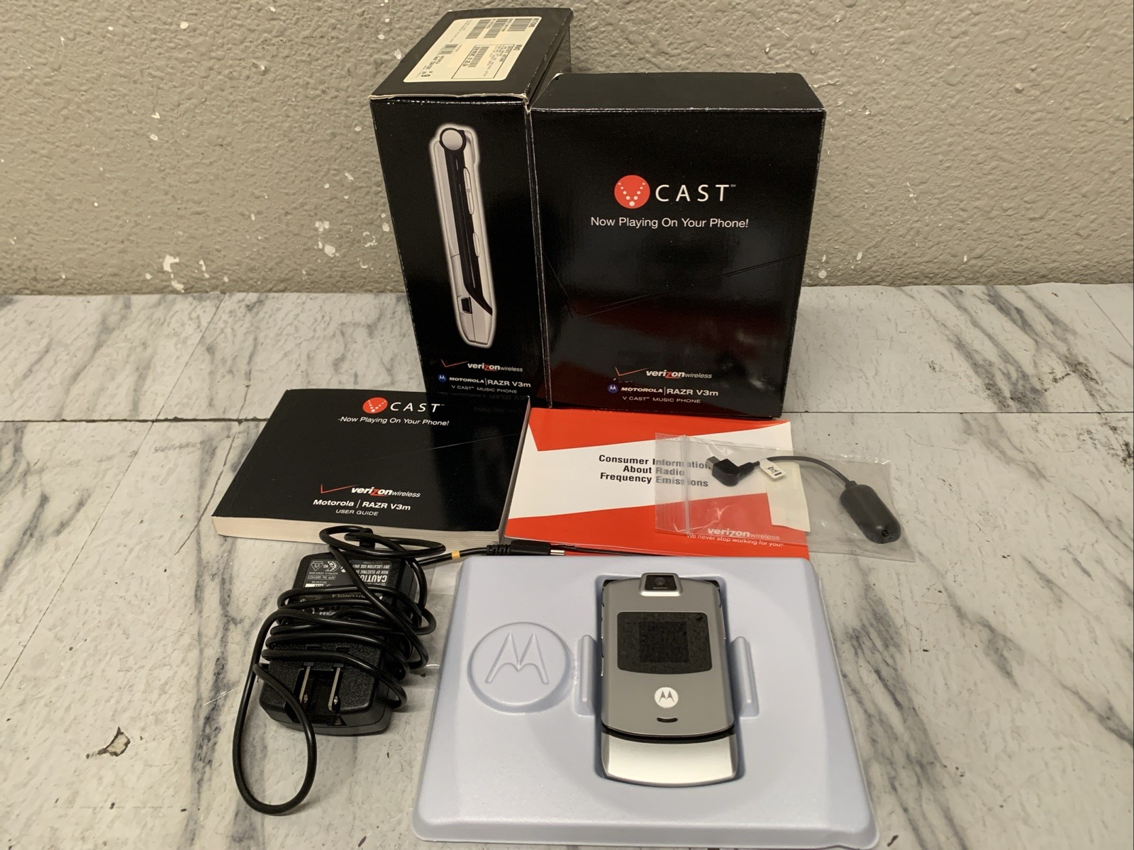 Original Motorola RAZR V3m GSM 2G Flip Phone ( Verizon )Silver