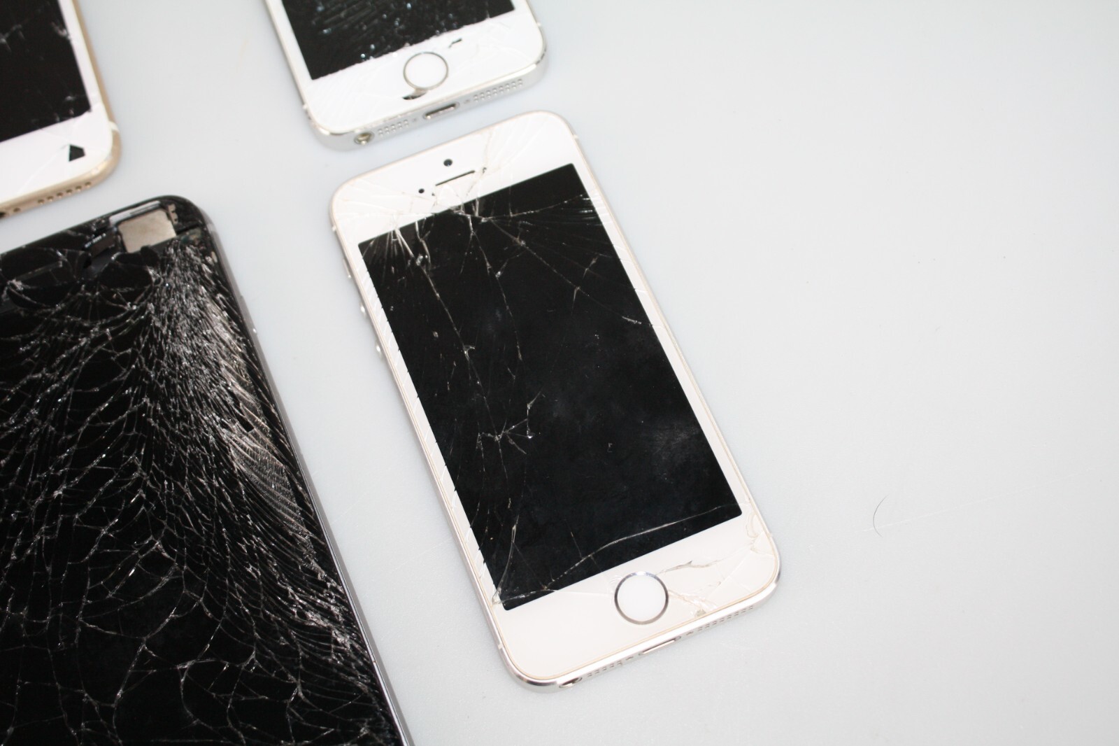 Lot of (4) iPhones A1633, A1522, A1533 – *FOR PARTS OR REPAIR*
