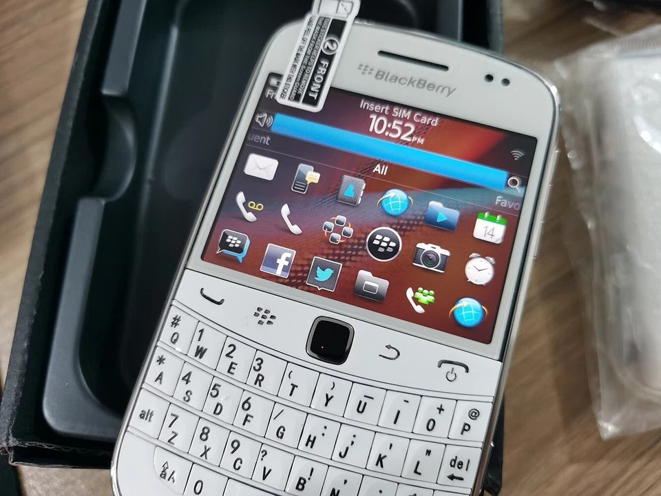 BlackBerry Bold Touch 9900 8GB 3G 5MP Unlocked Mobile Smartphone-1 year warranty