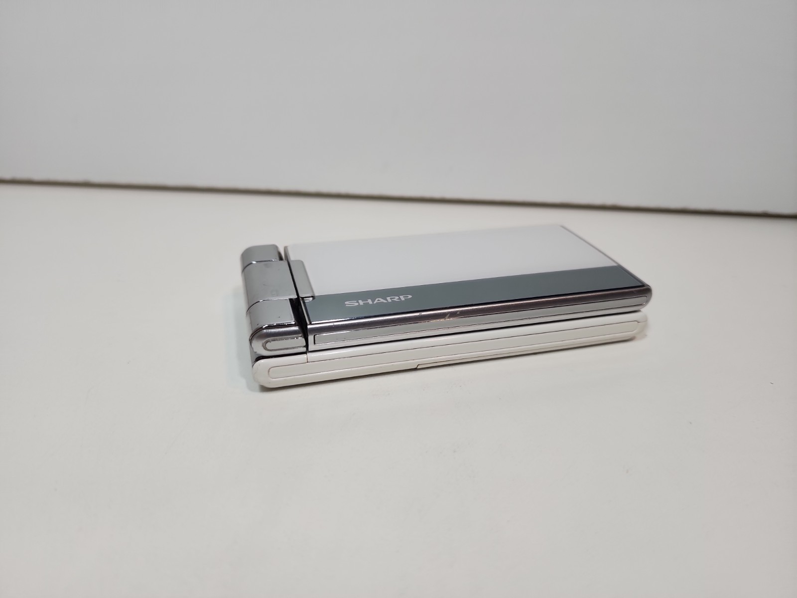 SHARP AQUOS WHITE SH-7118C Android Flip Phone Used Needs New Battery