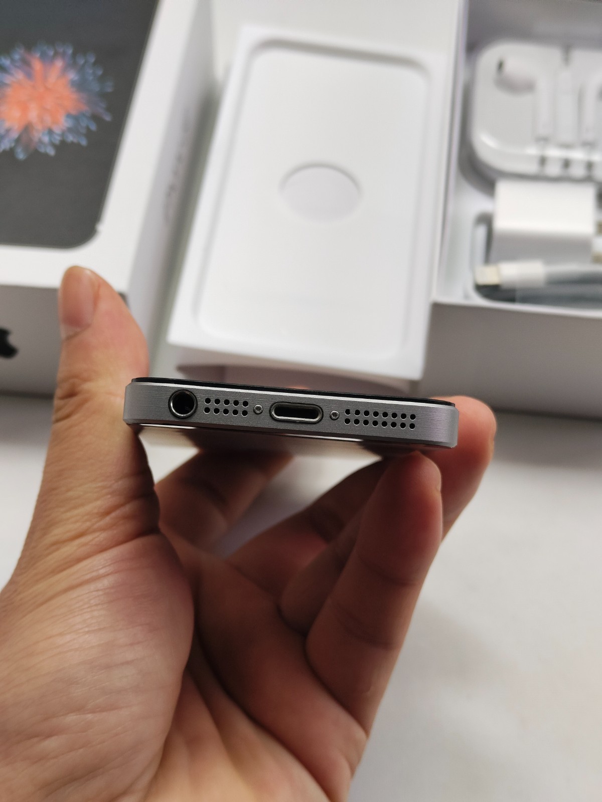 Apple iPhone SE 1st gen(2016) Factory UNlocked 16/32/64/128GB All color *Gift*