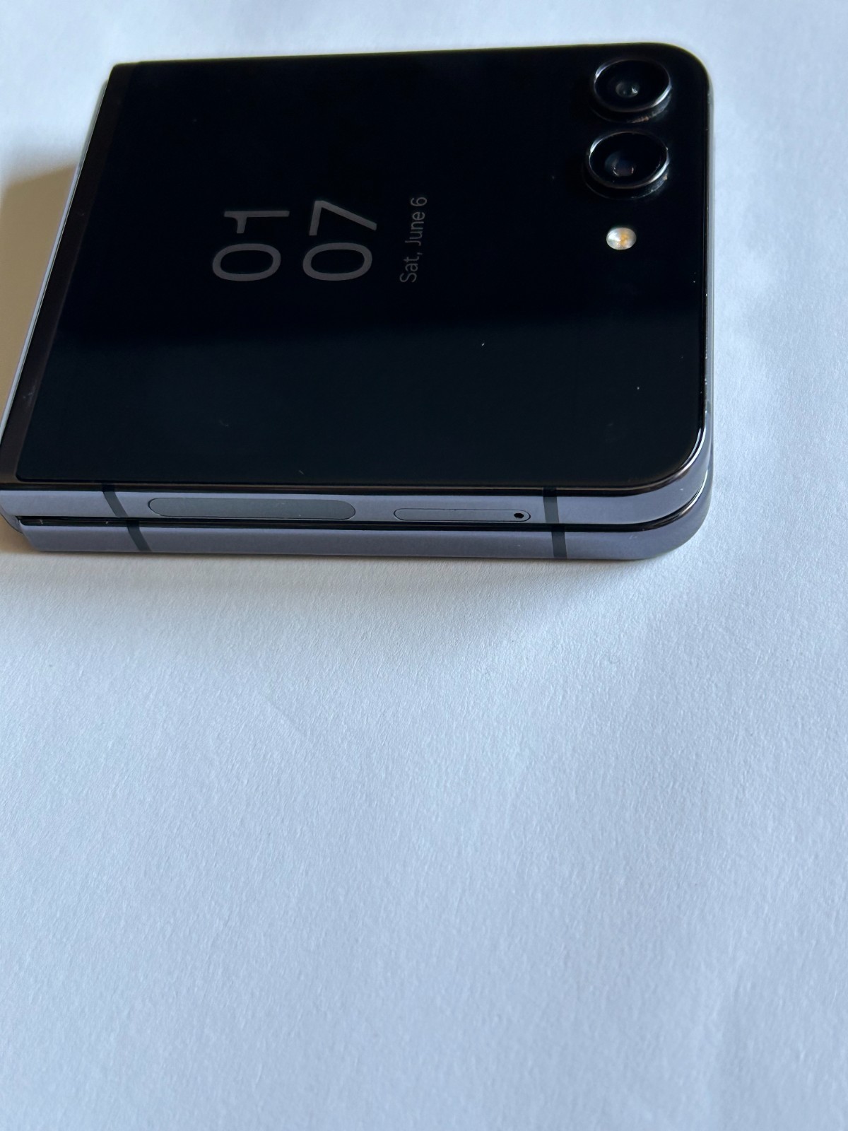 Samsung Galaxy Z Flip5 5G 512GB – FACTORY UNLOCKED – Graphite