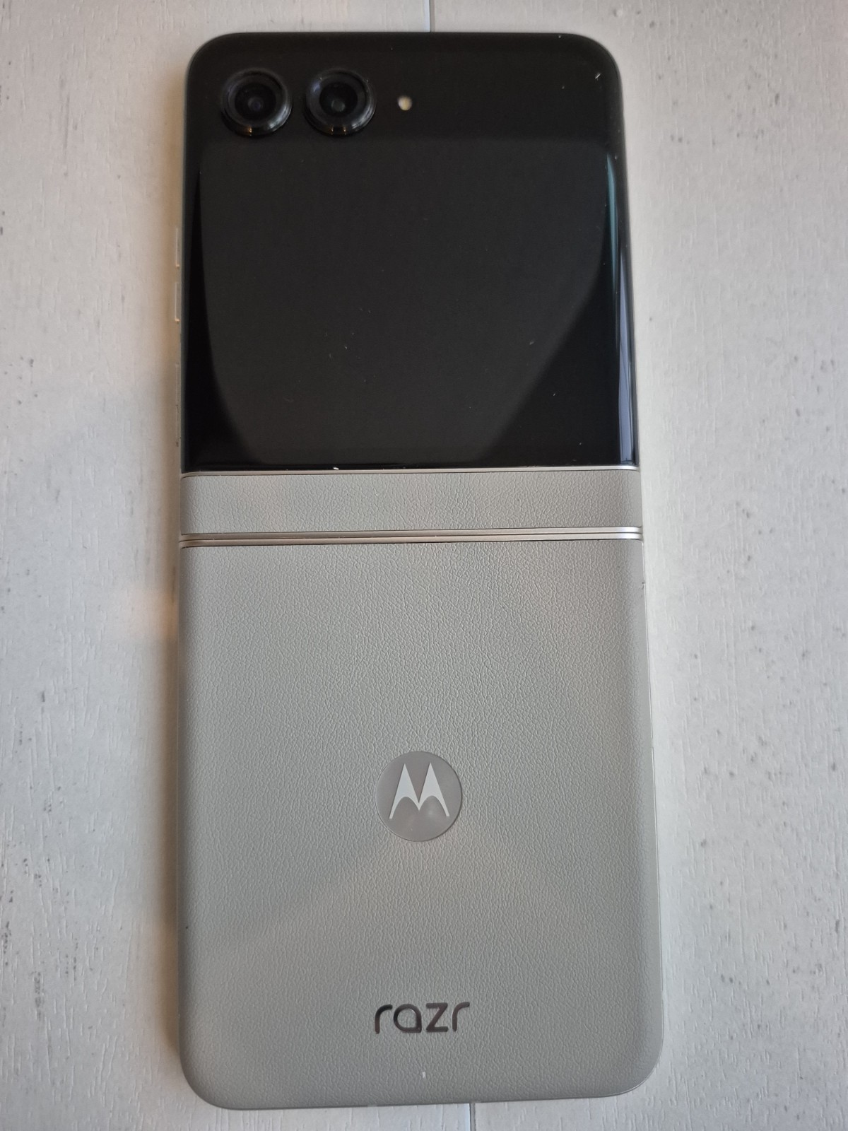 Motorola razr Flip 5G PHONE- Android, Beige/Black 6.5 int screen 3.6 ext screen