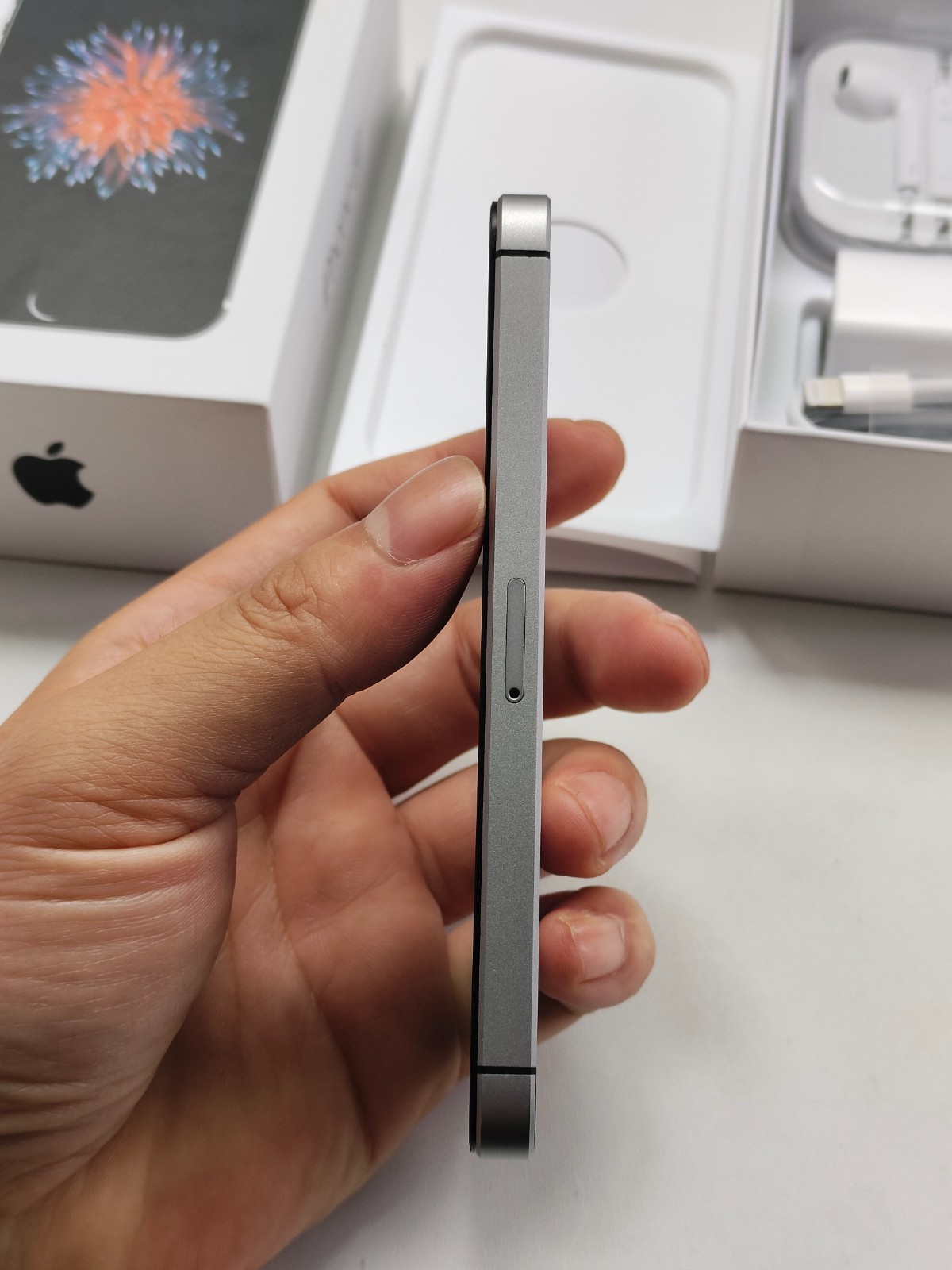 Apple iPhone SE 1st gen(2016) Factory UNlocked 16/32/64/128GB All color *Gift*