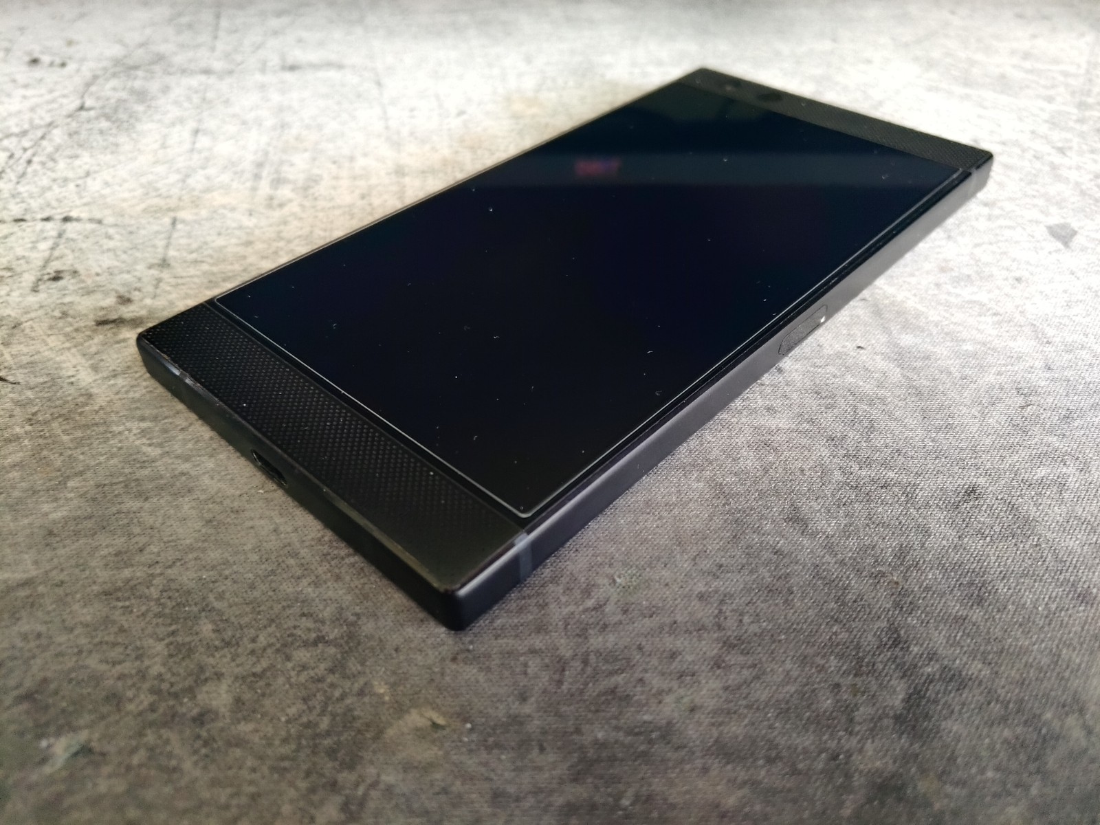 MINT Unlock Razer Phone 2 – 64GB – 8GB RAM – 120Hz LCD – 2.8Ghz CPU Mirror Black