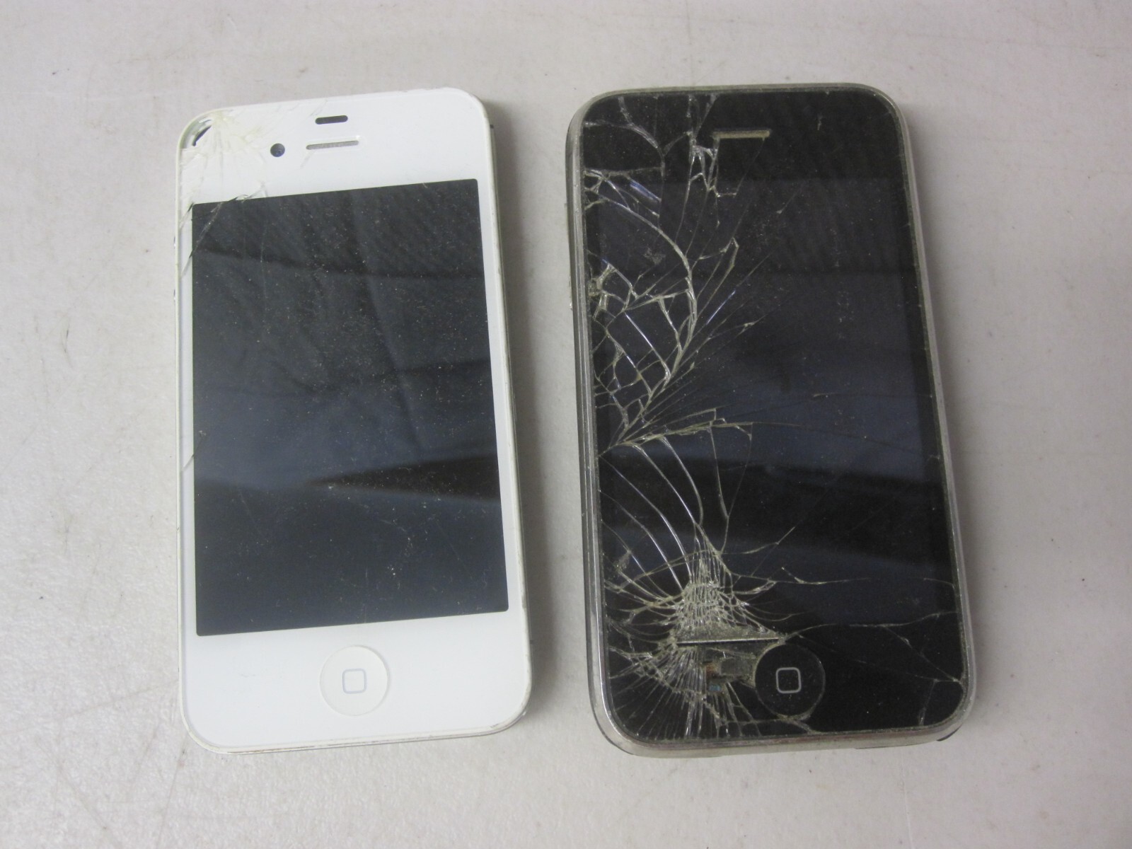 Apple iPhone 4 & 3GS (A1349 / A1303) Black White iOS Smartphone – For Parts Only