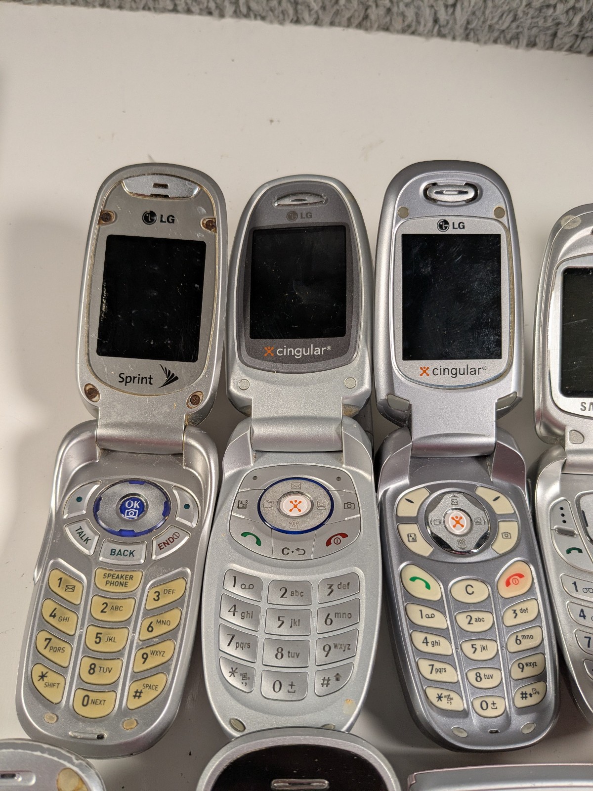 Lot (9) Flip Cell Phones LG PM225 CG300 C2000 Samsung Doro 618 Sanyo Ericcson