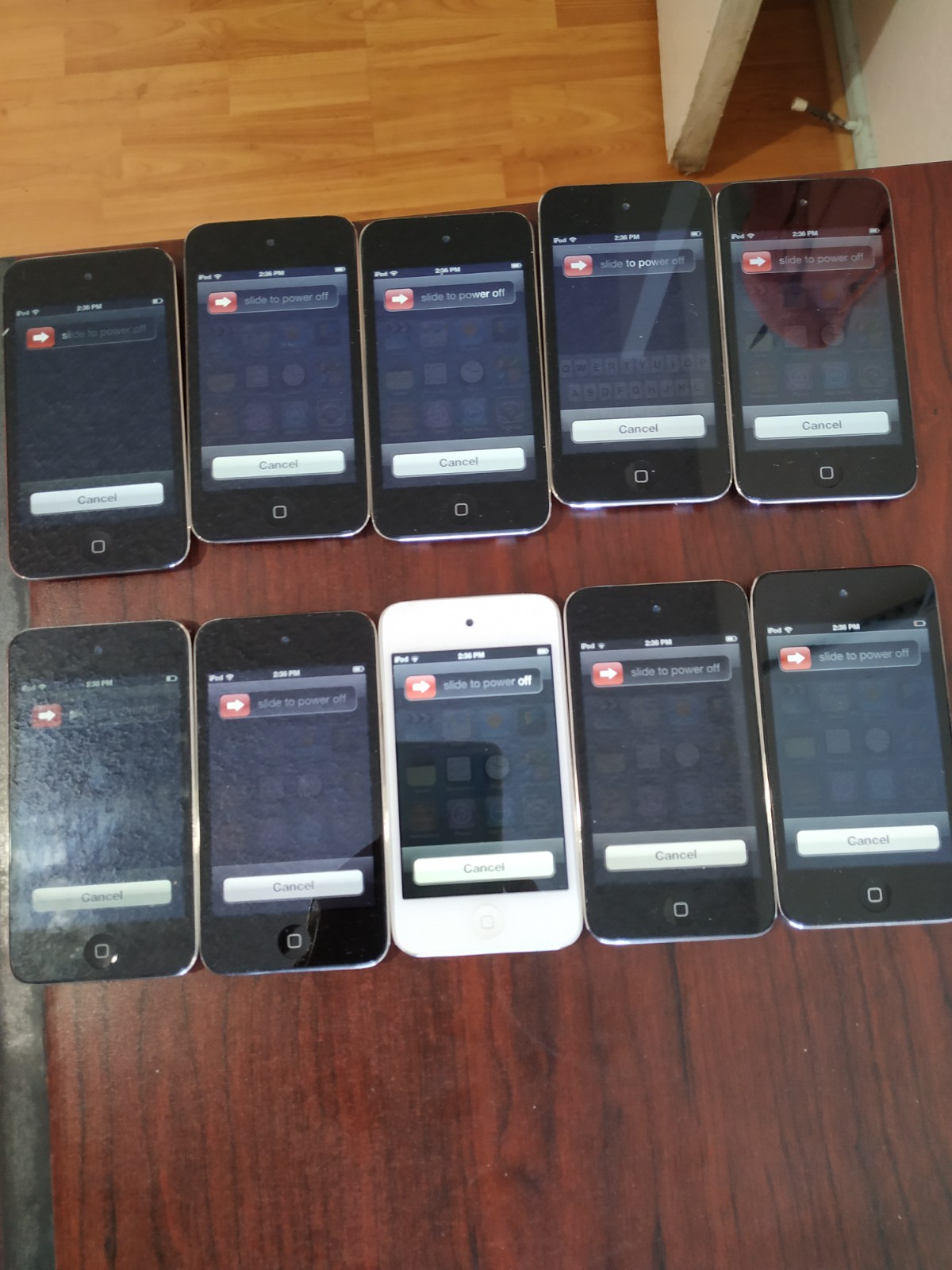 Lot of 10 Apple iPod Touch 4th Generation 32GB (7pc) / 16GB (3pc)