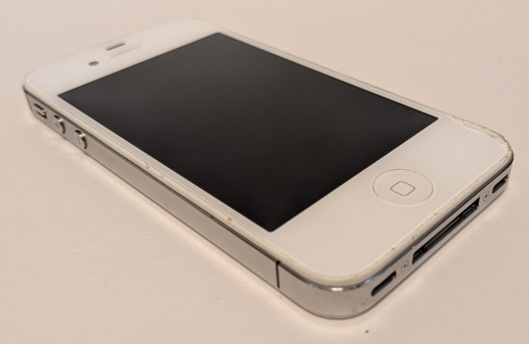 Apple iPhone 4 iOS 6 Verizon CDMA A1349 emc 2422 White 8gb